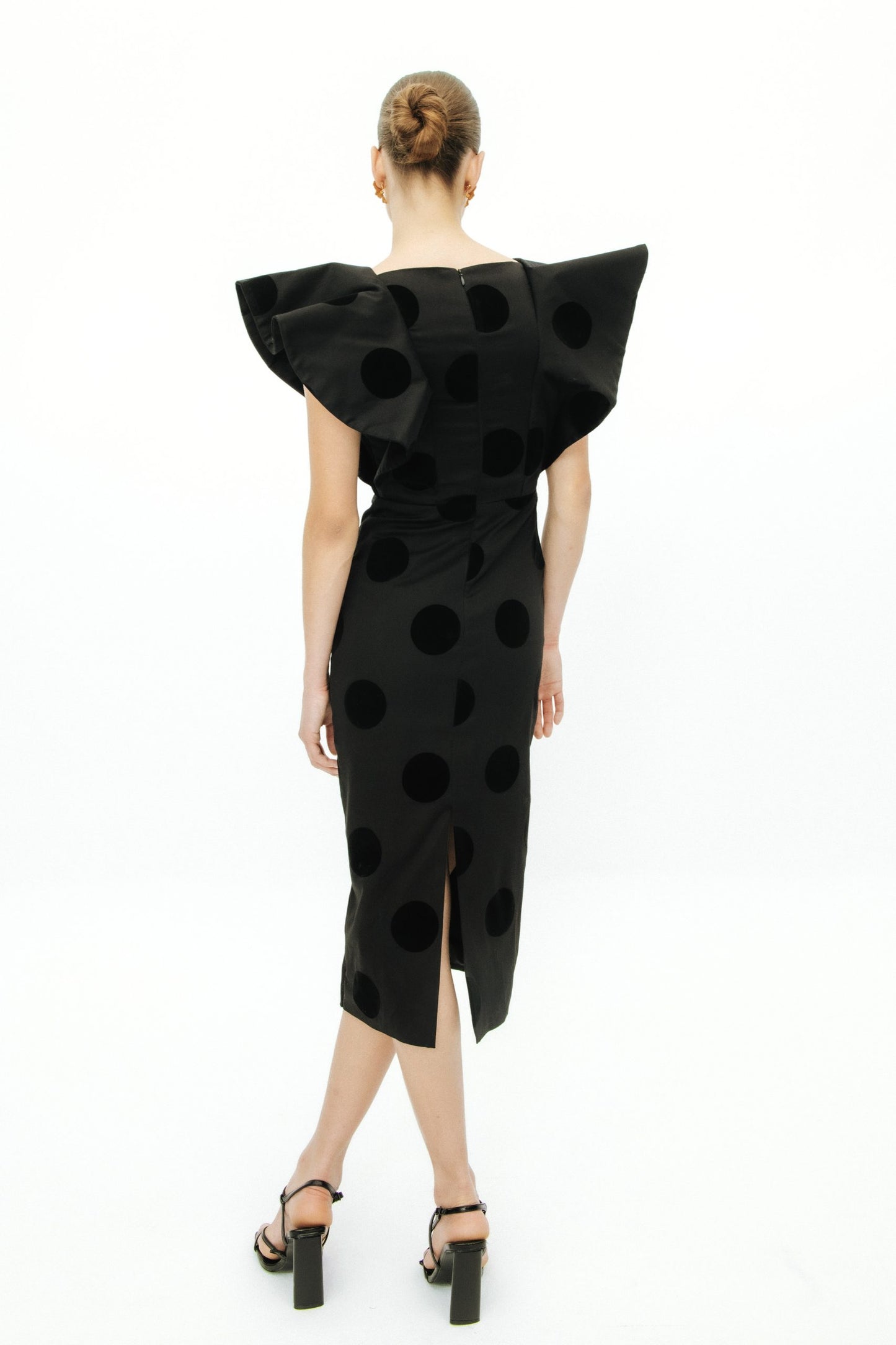 Vestido Rociana negro midi con volantes y lunares