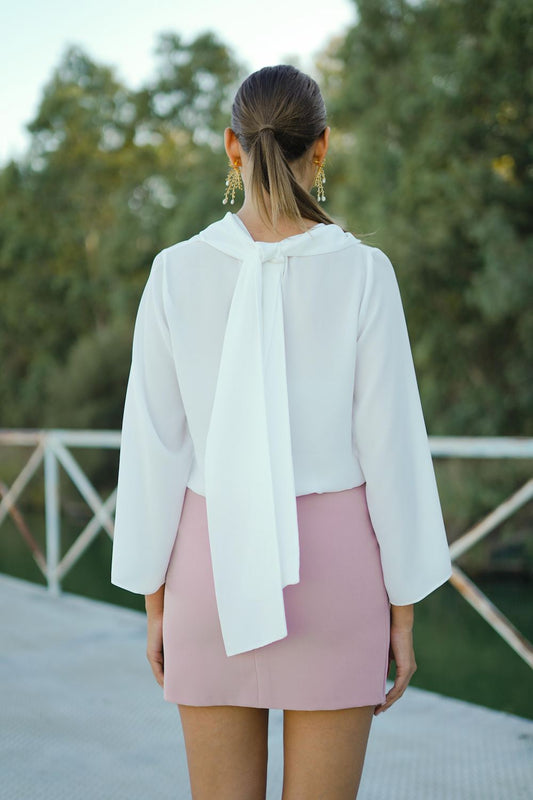 Blusa blanca con lazada Modelo ILUSIÓN