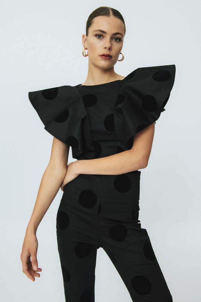 Blusa negra de invitada Rocío Negro.