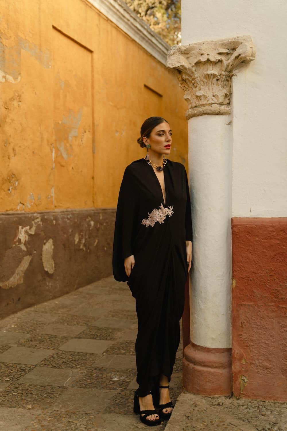 Vestido invitada negro Shaira con aplique rosa palo