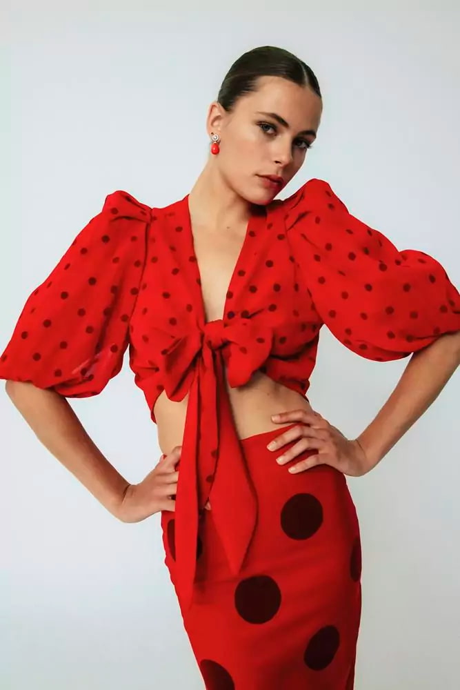 Blusas y faldas: combinaciones ideales para eventos de verano