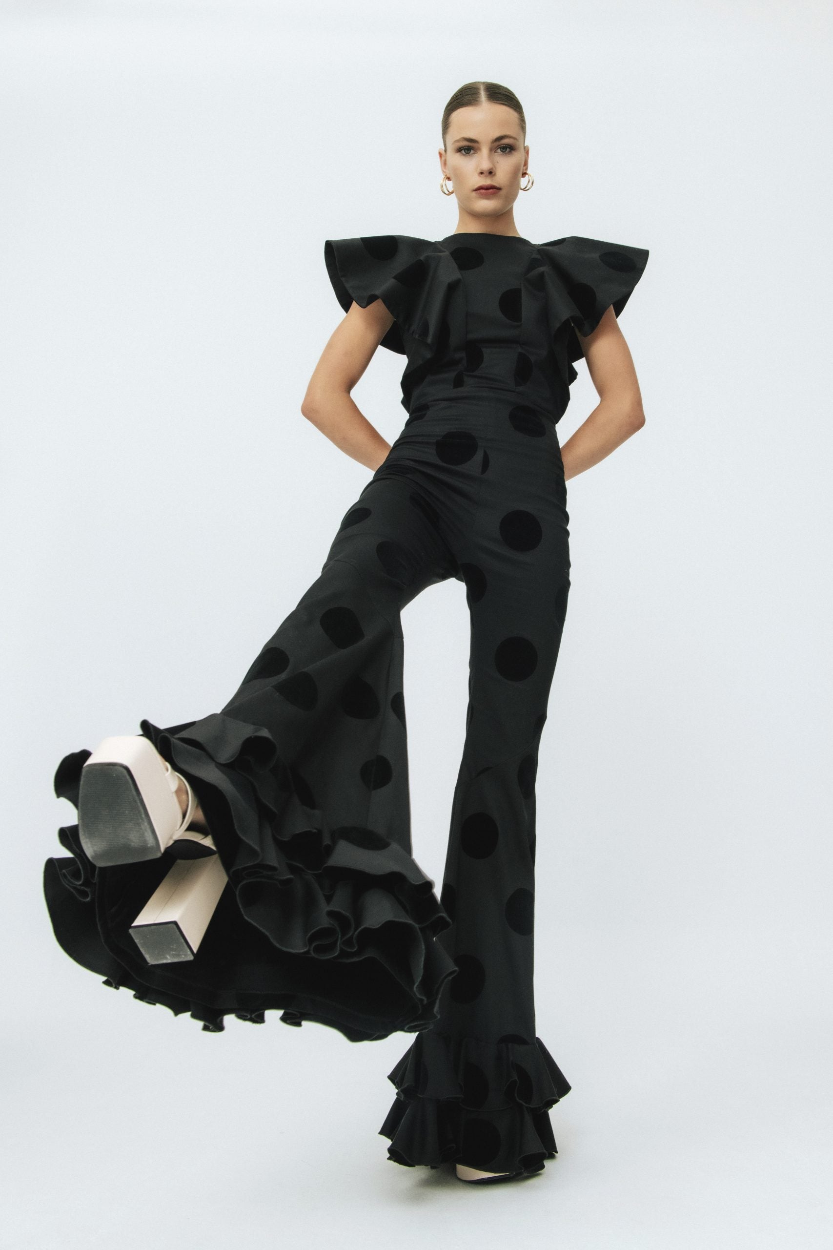 Pantalón de invitada negro con volantes Carmen