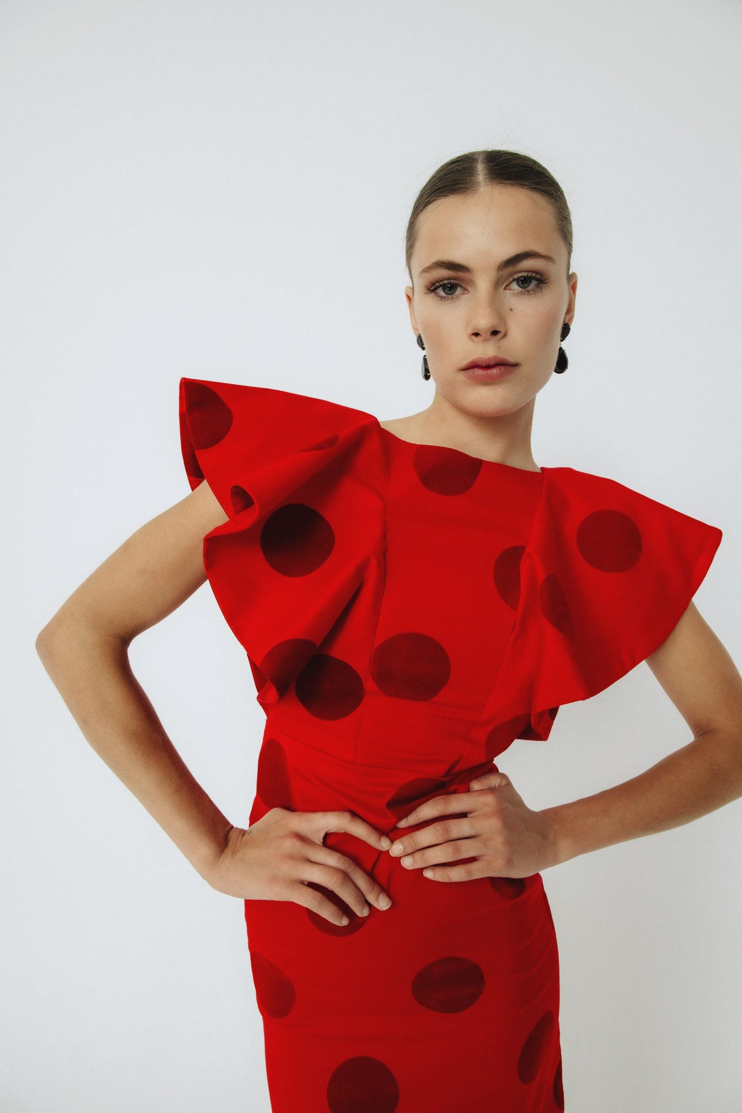 Vestido Rociana rojo midi con volantes y lunares