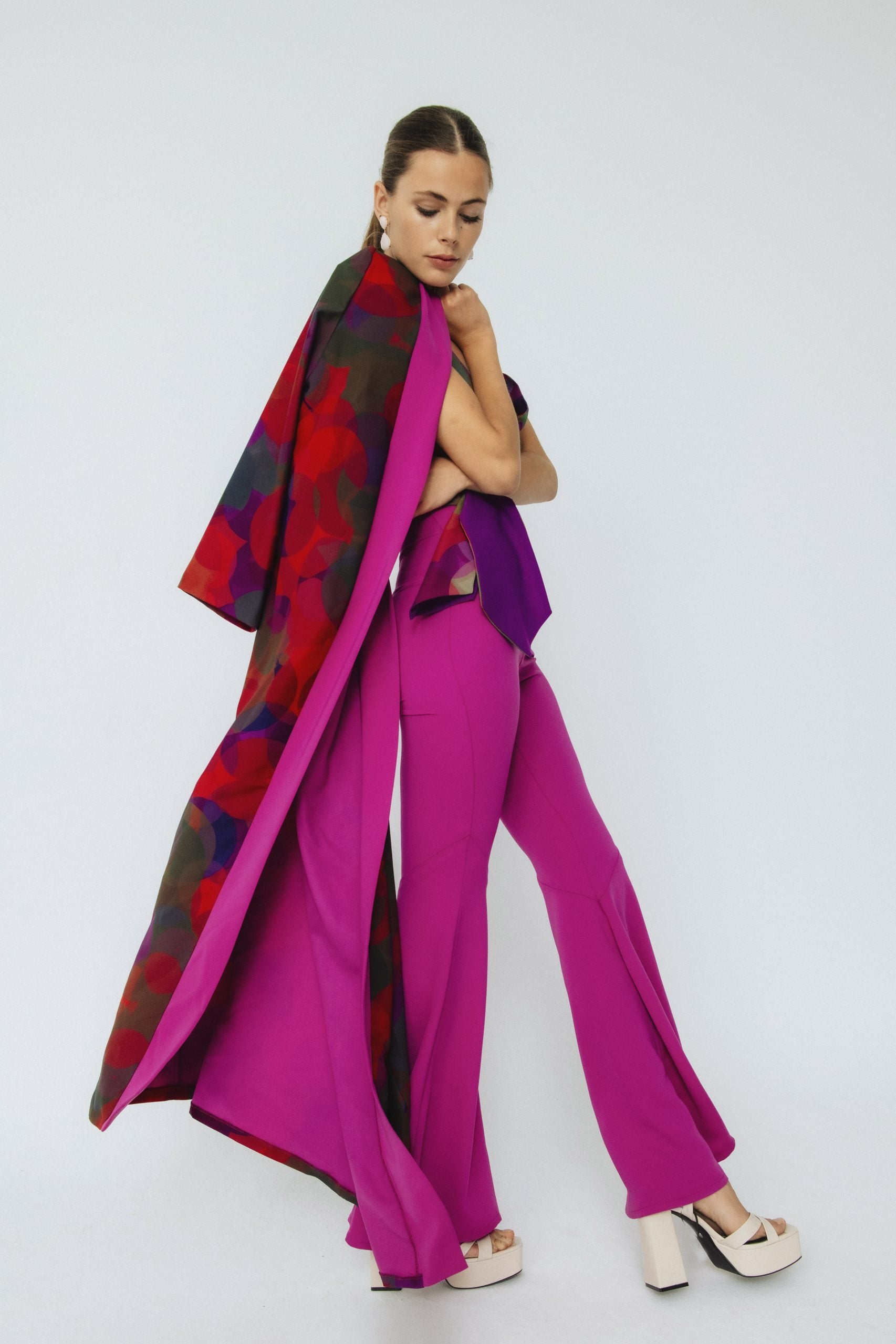 Pantalón recto Mercedes Morado.