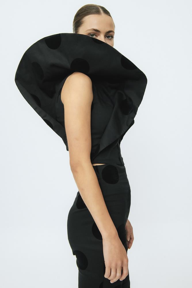 Blusa negra de invitada Rocío Negro.