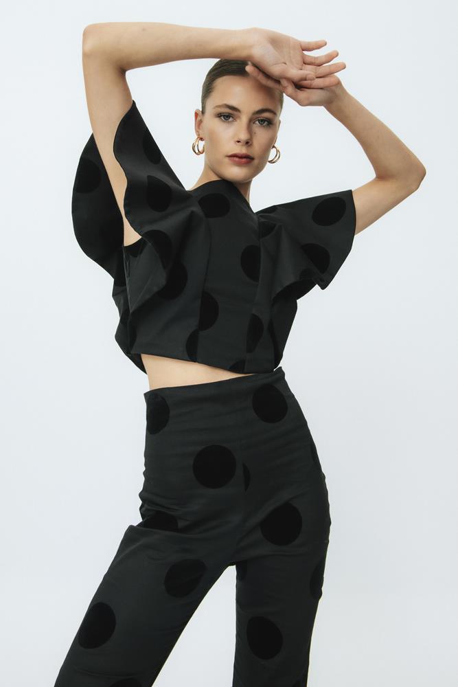 Blusa negra de invitada Rocío Negro.
