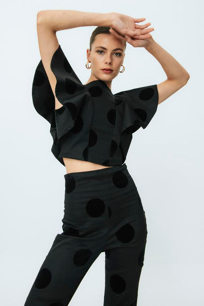 Blusa negra de invitada Rocío Negro.
