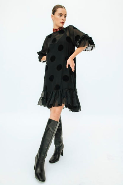 Vestido corto lunares negro Lolita con volante abajo
