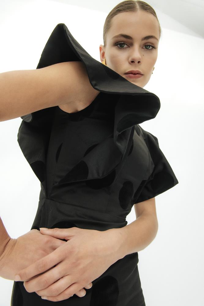 Vestido Rociana negro midi con volantes y lunares