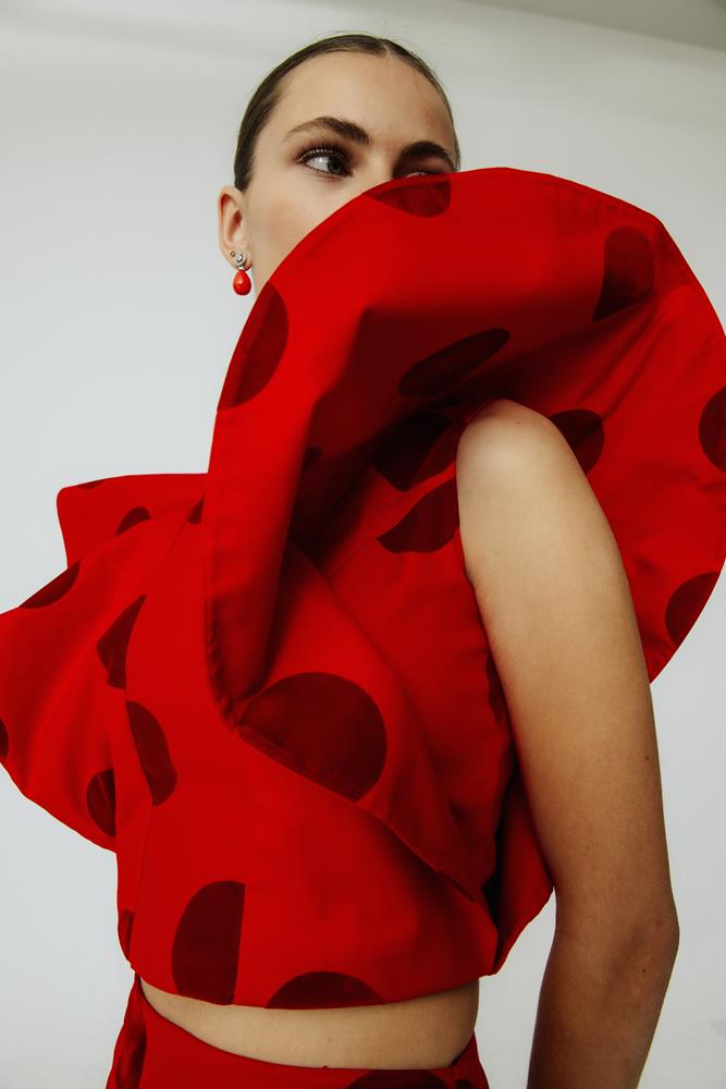 Blusa con volantes en manga Rocío Rojo.