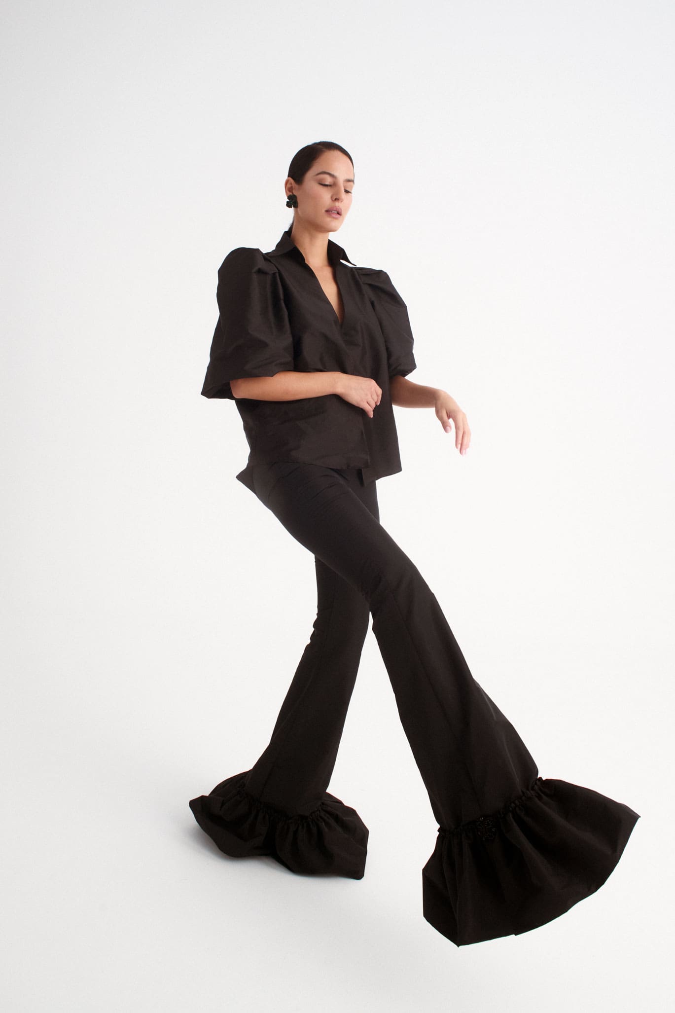 Pantalón negro de tafetán con volante