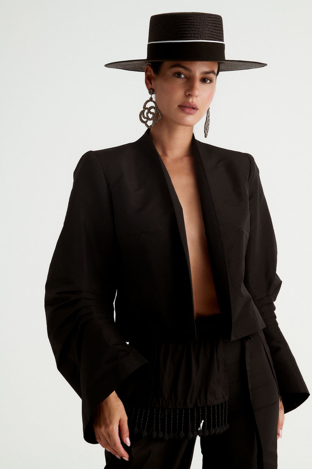 Chaqueta corta negra de tafetán