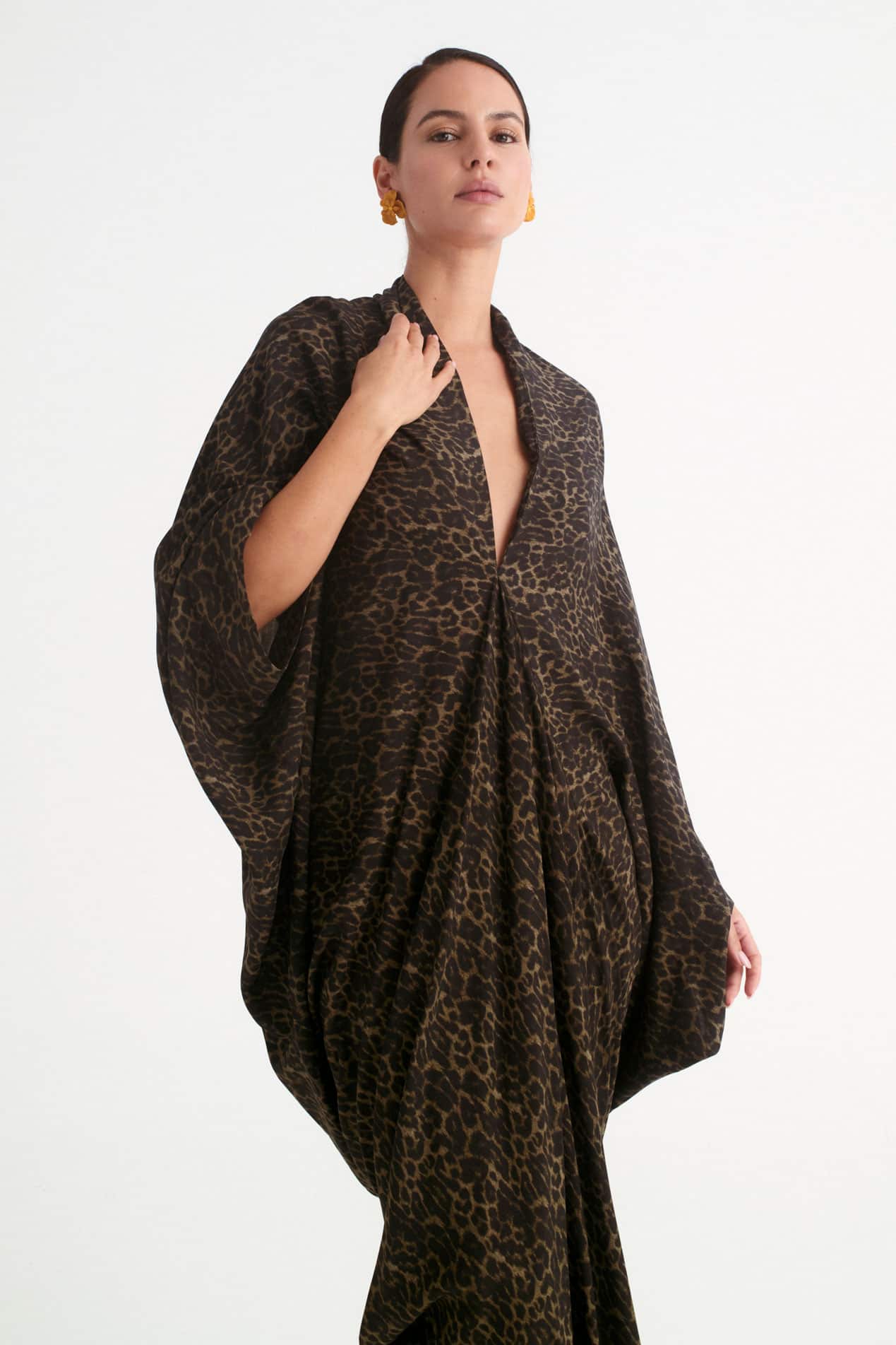 Vestido Shaira invitada leopardo oscuro