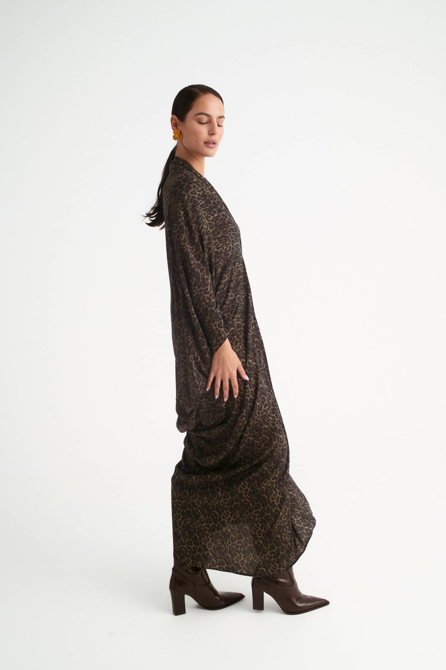 Vestido Shaira invitada leopardo oscuro