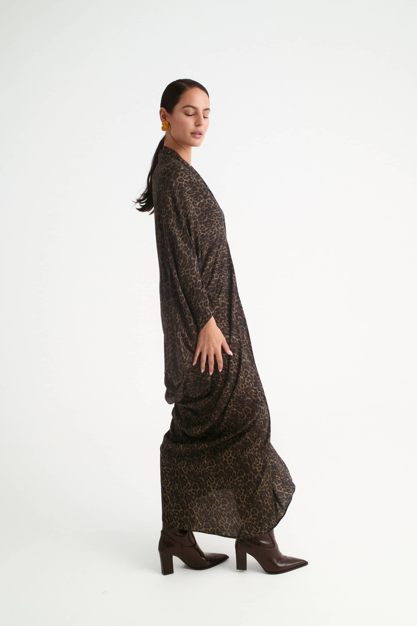 Vestido Shaira invitada leopardo oscuro