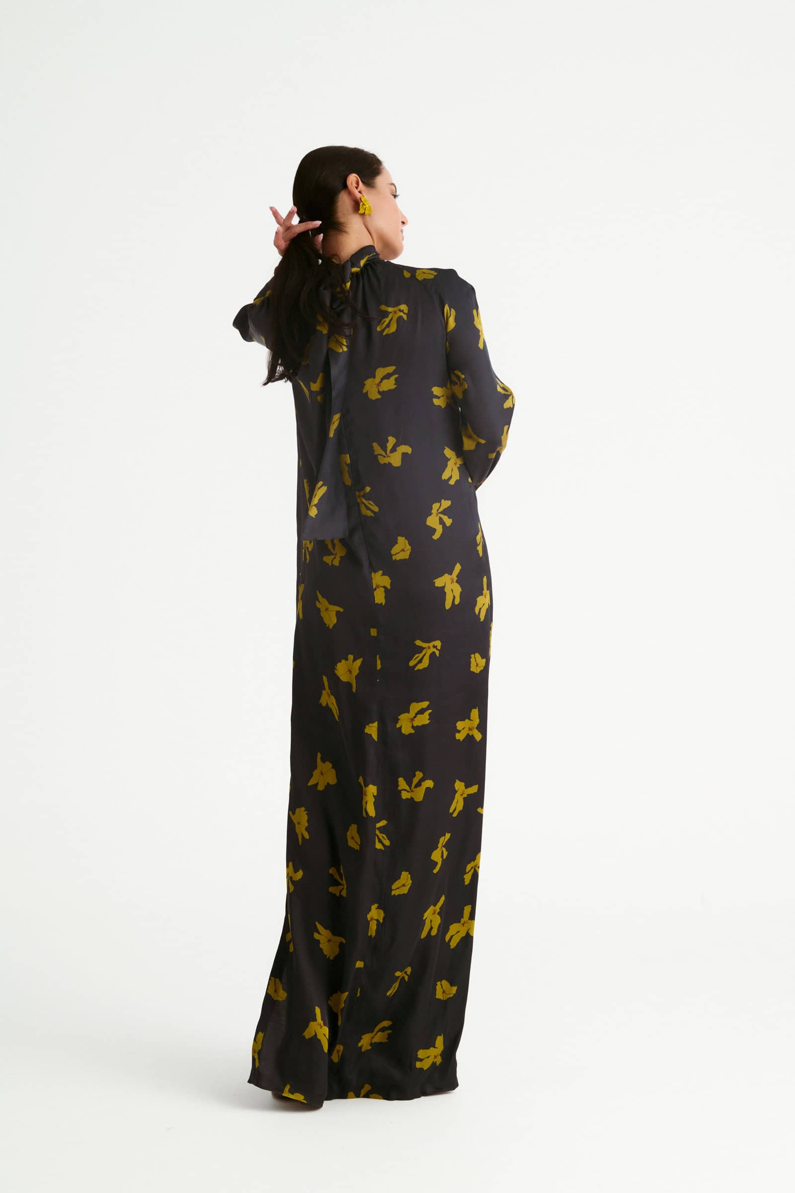 Vestido largo en satén de seda negro con estampado mostaza (copia)
