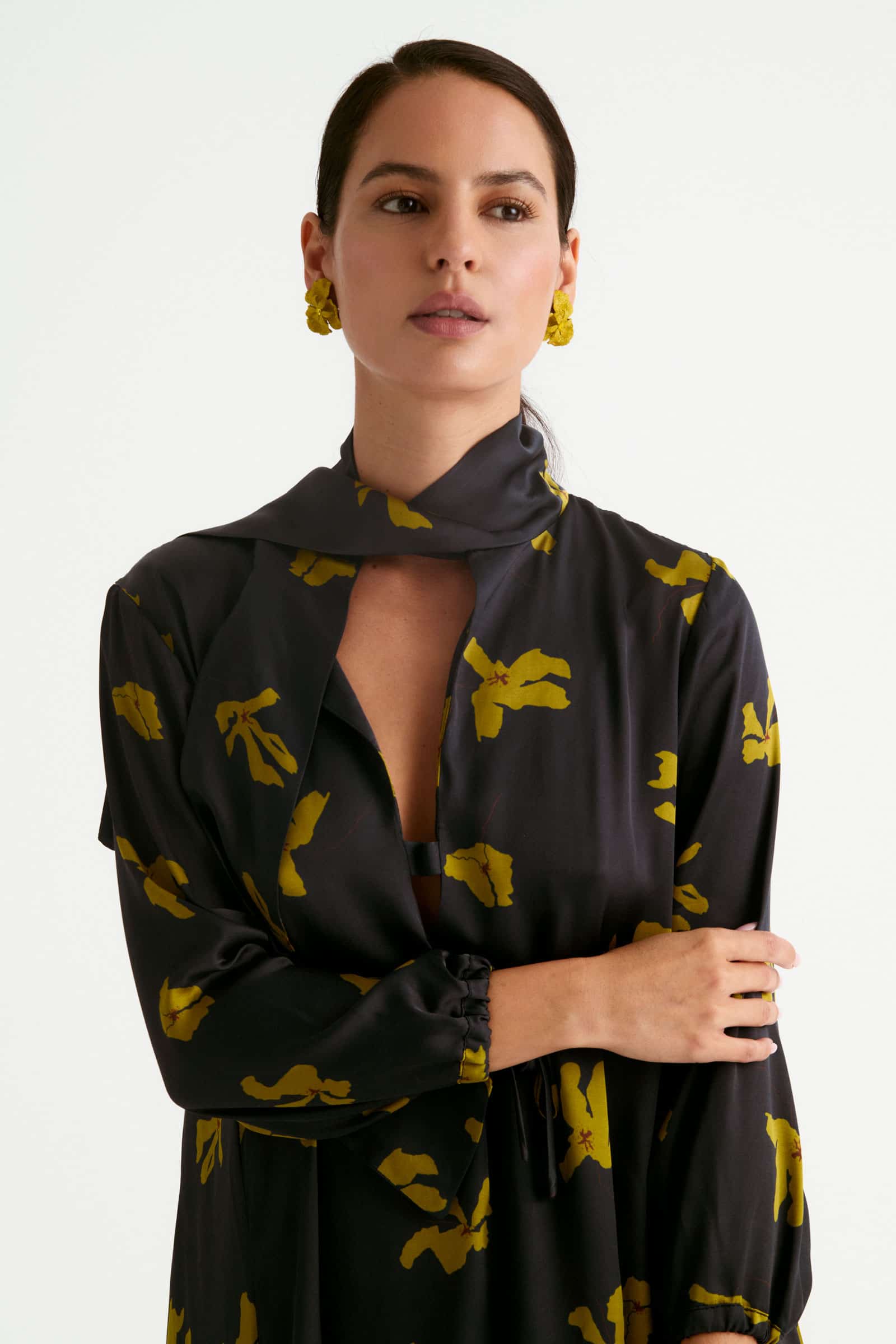 Vestido largo en satén de seda negro con estampado mostaza (copia)