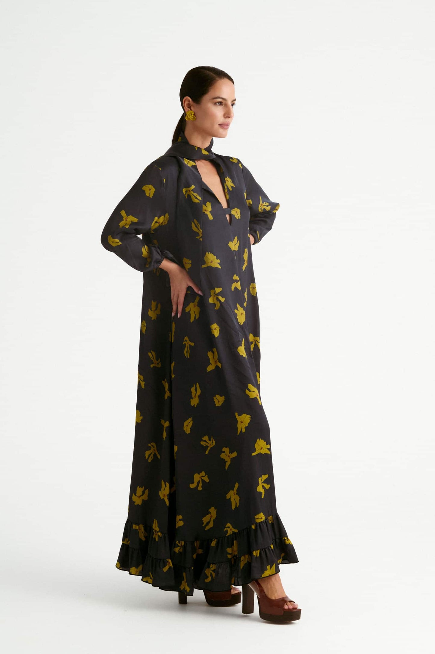 Vestido largo en satén de seda negro con estampado mostaza