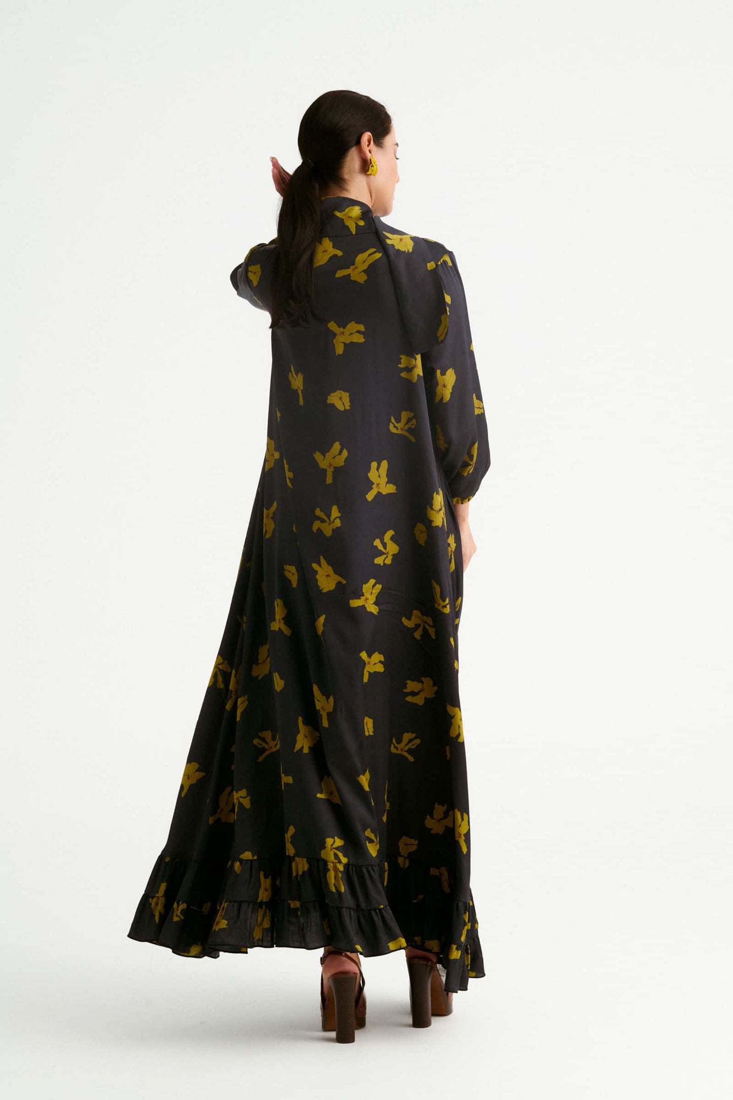 Vestido largo en satén de seda negro con estampado mostaza