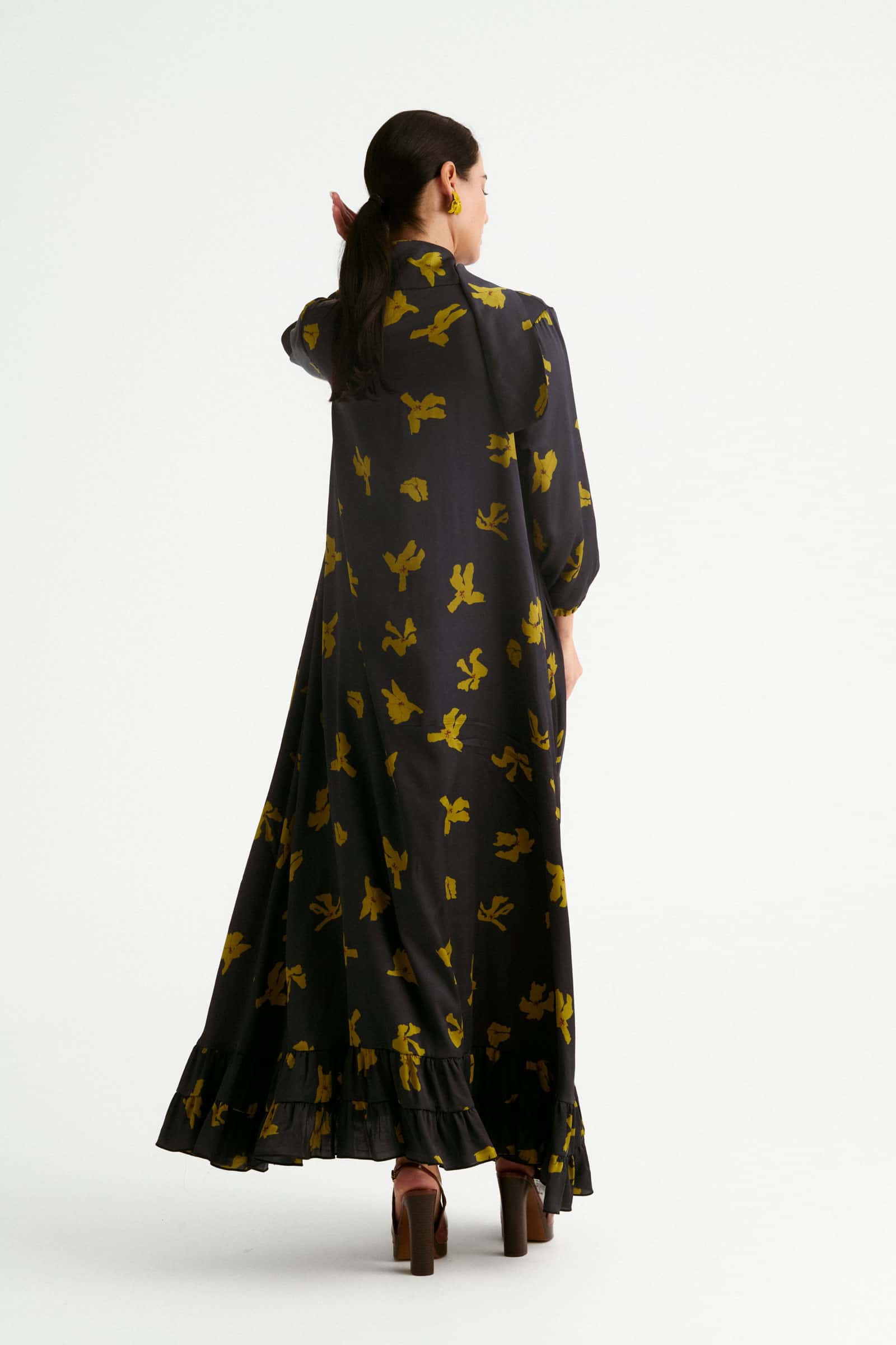 Vestido largo en satén de seda negro con estampado mostaza