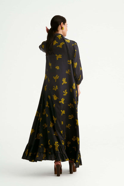 Vestido largo en satén de seda negro con estampado mostaza