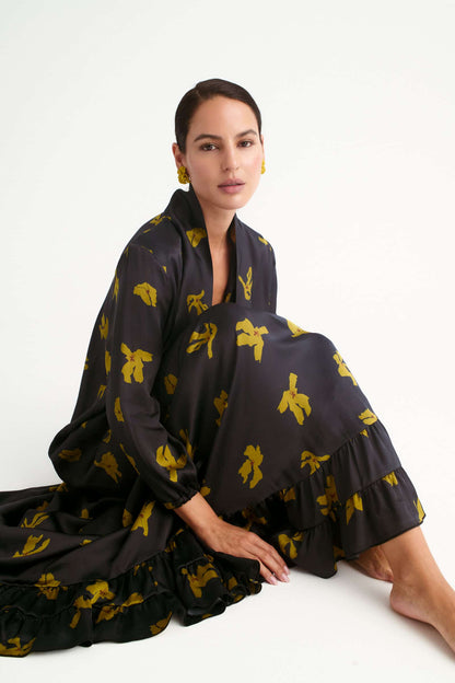 Vestido largo en satén de seda negro con estampado mostaza