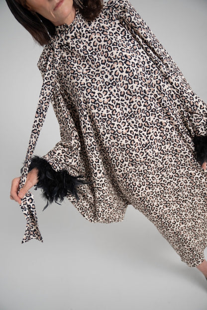Vestido animal print con lazada y plumas