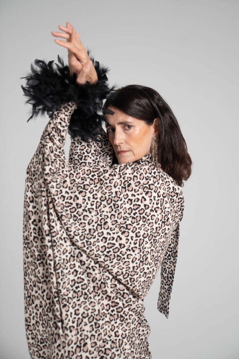 Vestido animal print con lazada y plumas