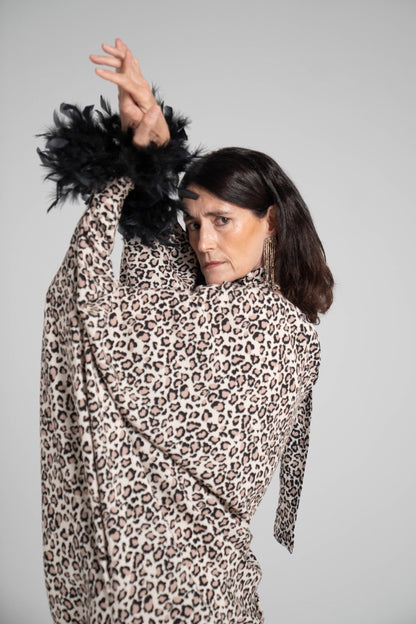 Vestido animal print con lazada y plumas