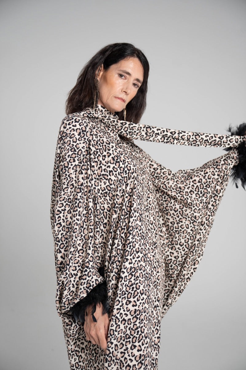 Vestido animal print con lazada y plumas