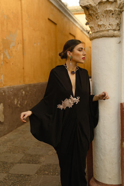 Vestido invitada negro Shaira con aplique rosa palo