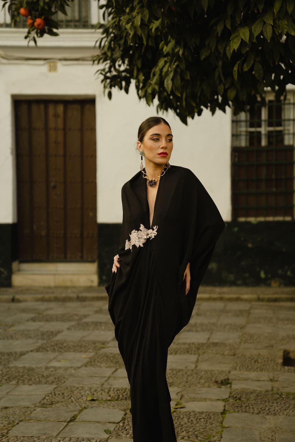 Vestido invitada negro Shaira con aplique rosa palo
