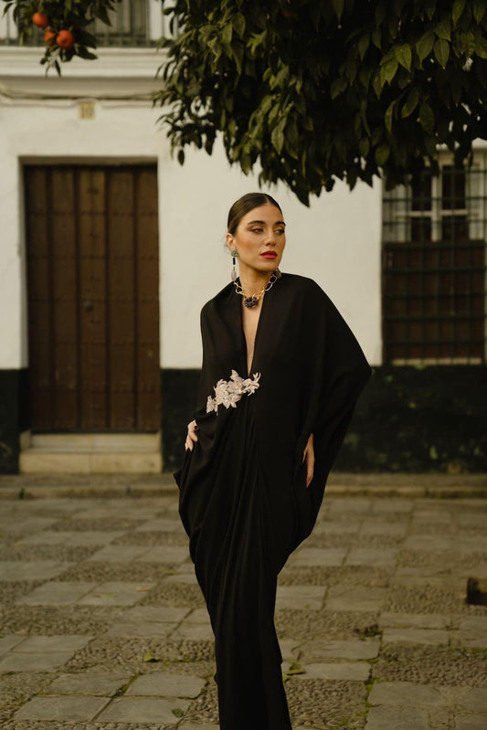 Vestido invitada negro Shaira con aplique rosa palo