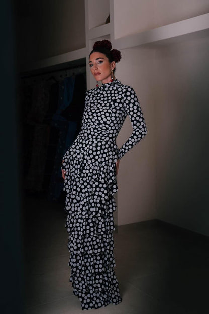 Vestido de invitada de punto azul marino con lunar blanco