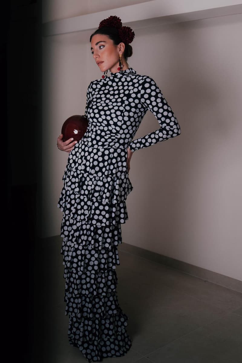 Vestido de invitada de punto azul marino con lunar blanco