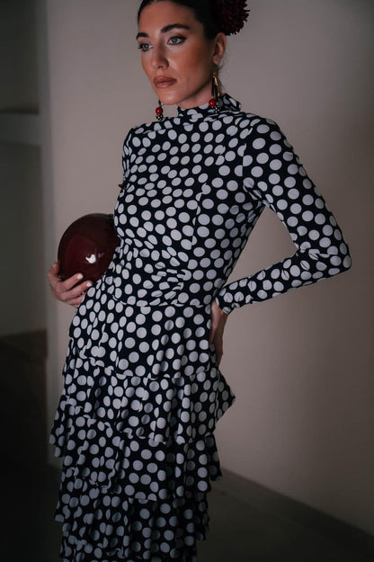 Vestido de invitada de punto azul marino con lunar blanco