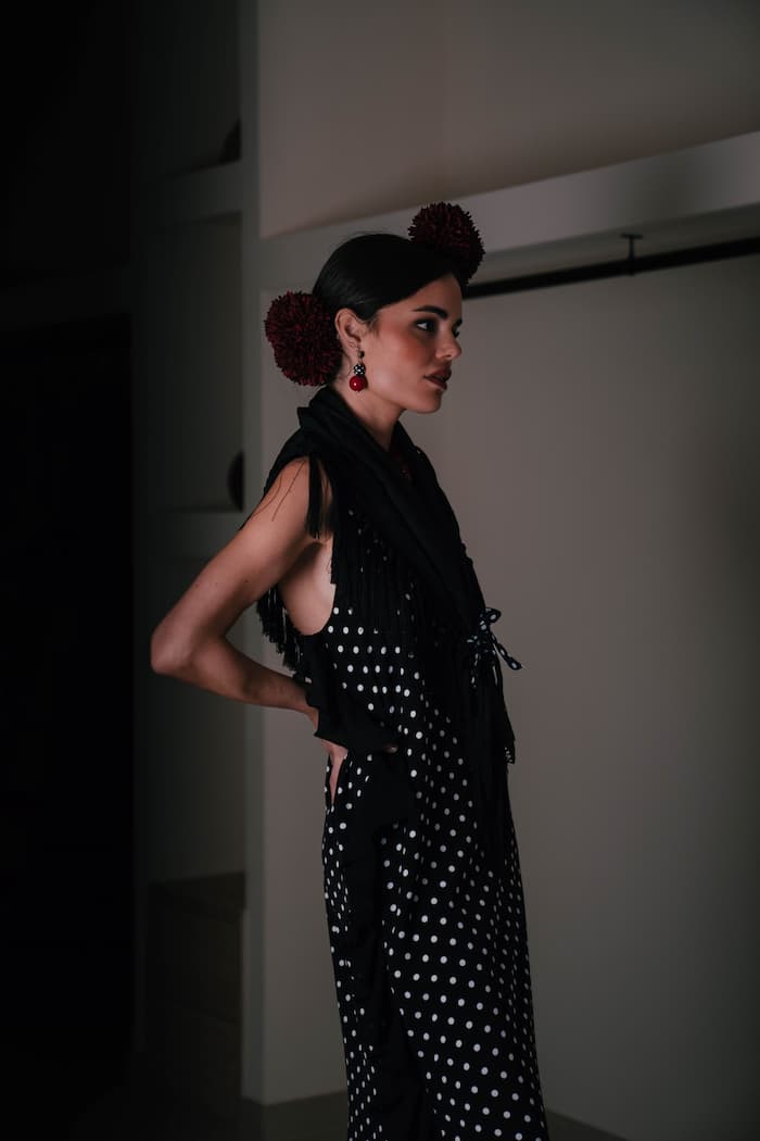 Vestido de invitada en crepé lunares y georgette negro