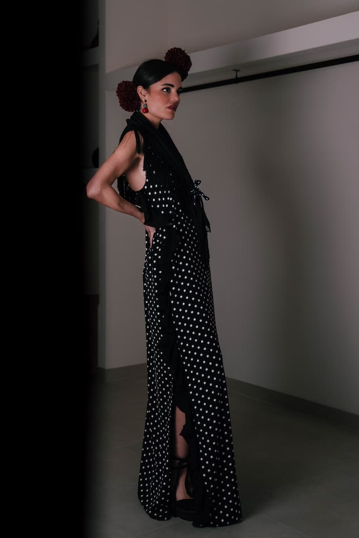 Vestido de invitada en crepé lunares y georgette negro