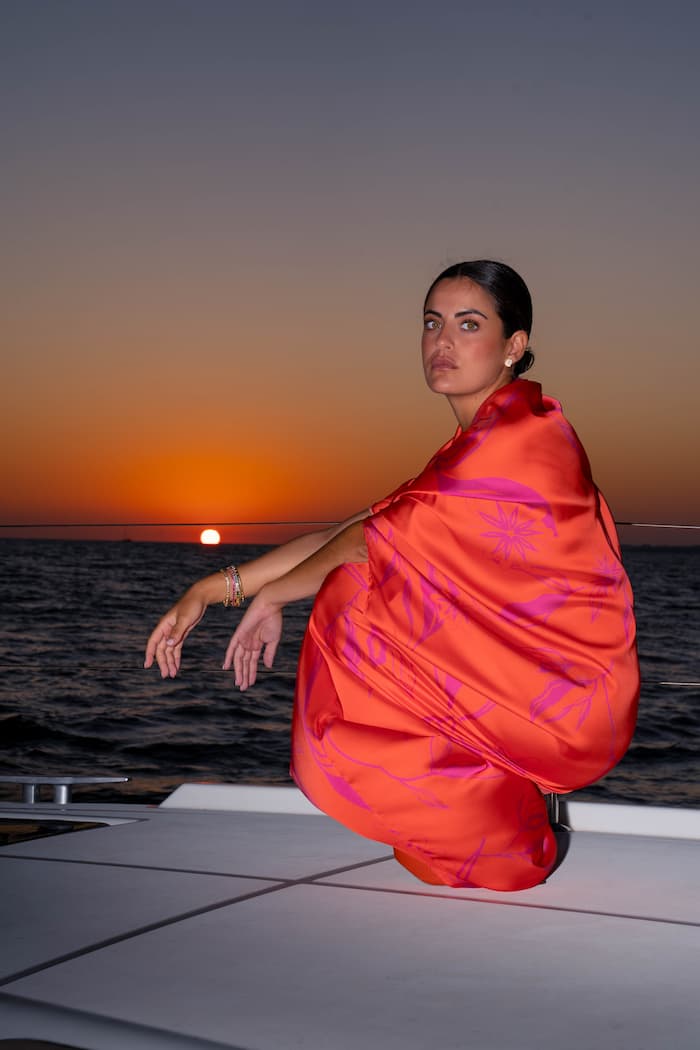 Vestido SHAIRA naranja con estampando en fucsia