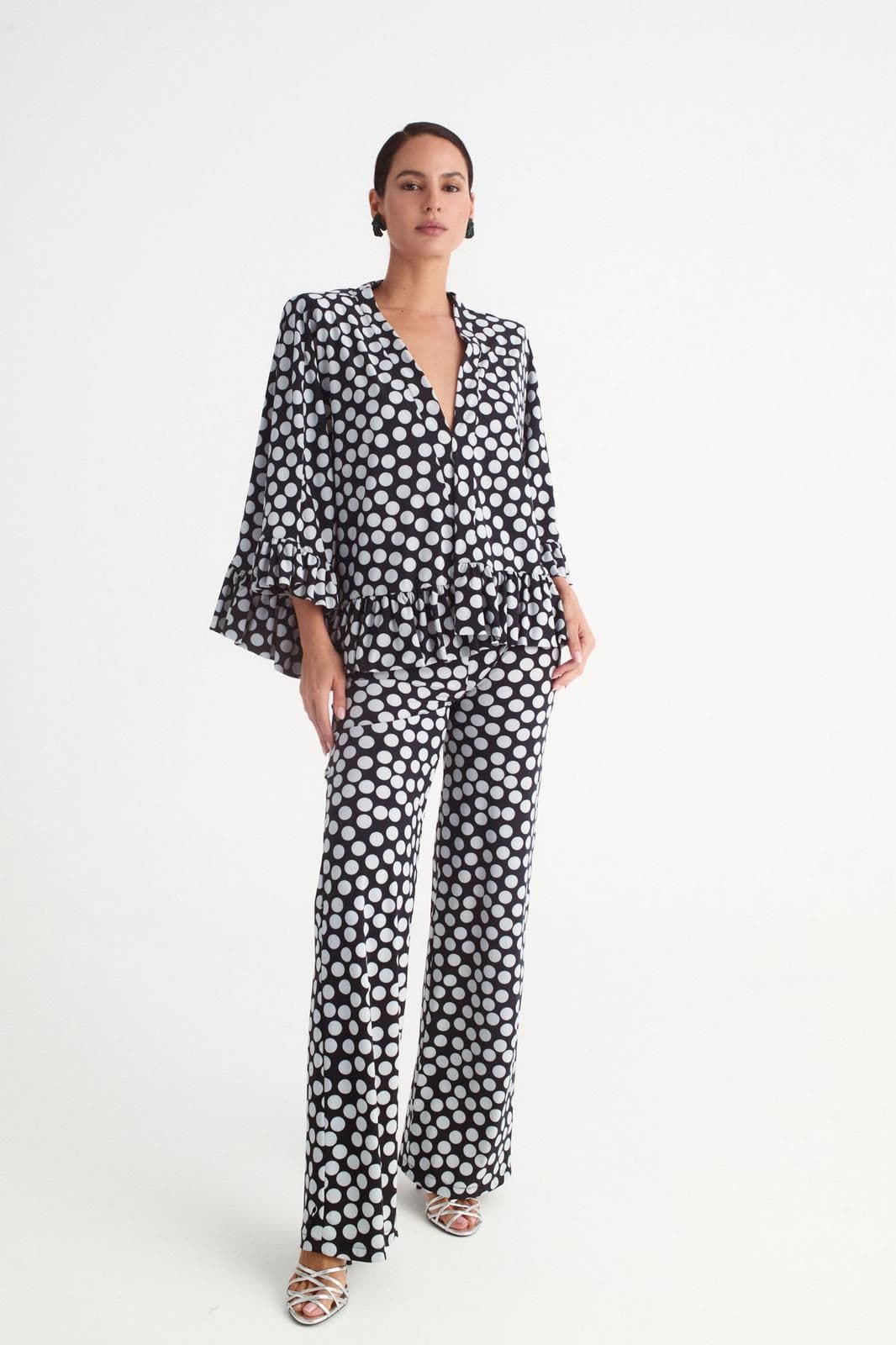 Chaqueta capa negra con lunares blancos