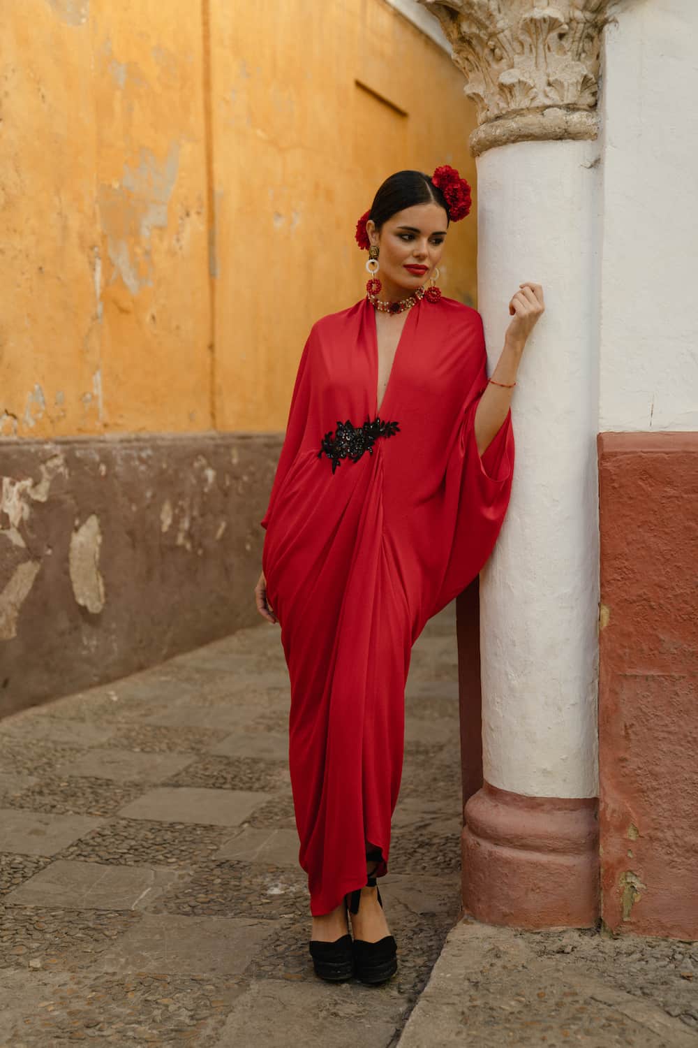 Kimono invitada rojo Shaira con lentejuelas negras