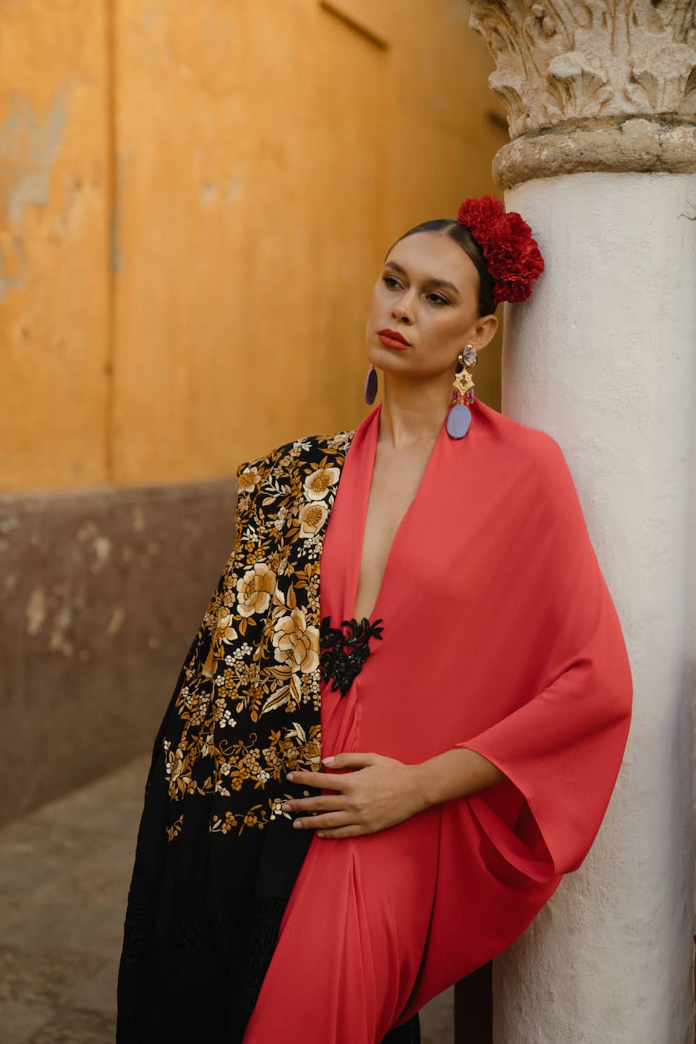 Kimono invitada coral Shaira con lentejuelas negras