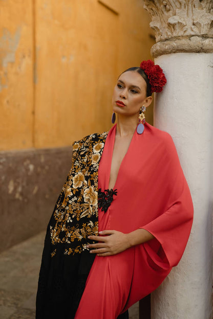 Kimono invitada coral Shaira con lentejuelas negras