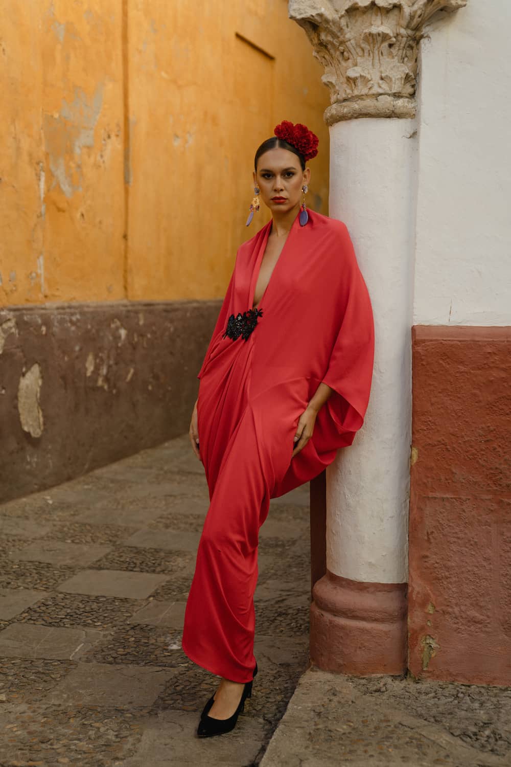Kimono invitada coral Shaira con lentejuelas negras