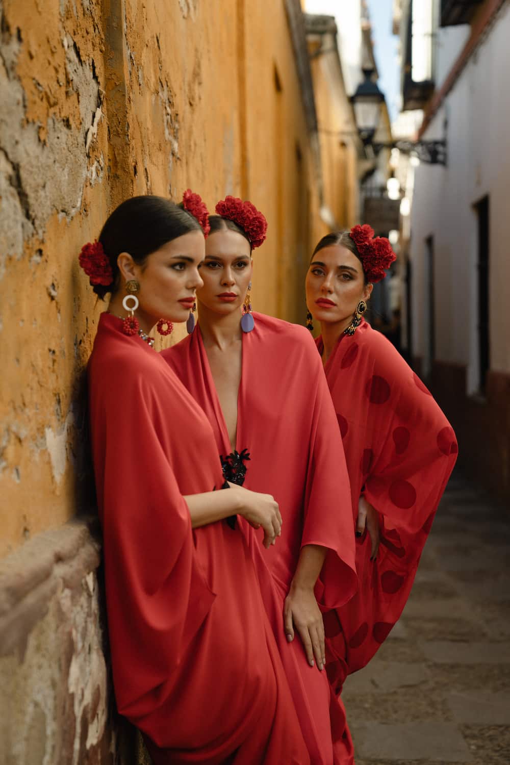 Kimono invitada rojo Shaira con lentejuelas negras