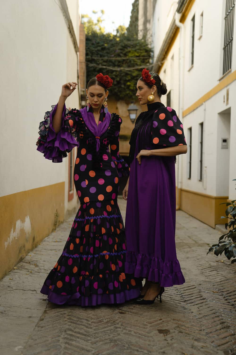 Vestido invitada flamenca BOLERO en morado y negro