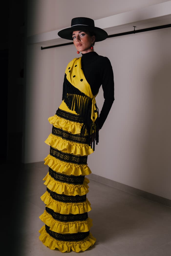 Mantoncillo de tafetán con bordado y fleco negro