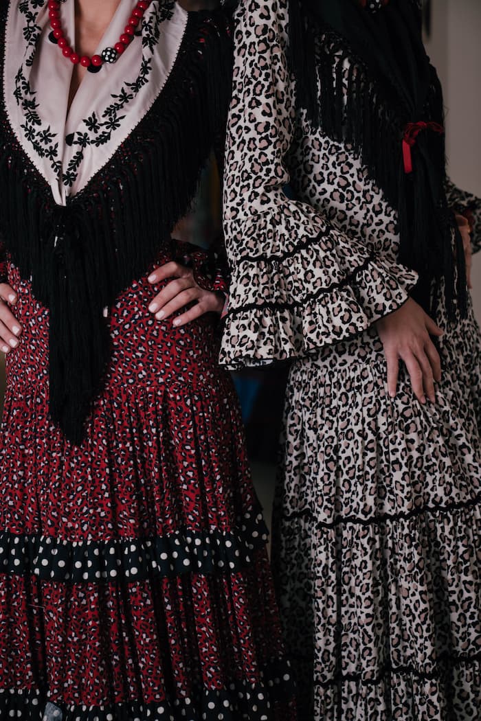 Mantoncillo de tafetán con bordado y fleco negro