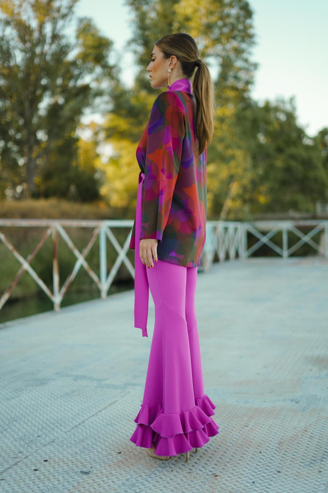 Pantalón de invitada con volantes morado