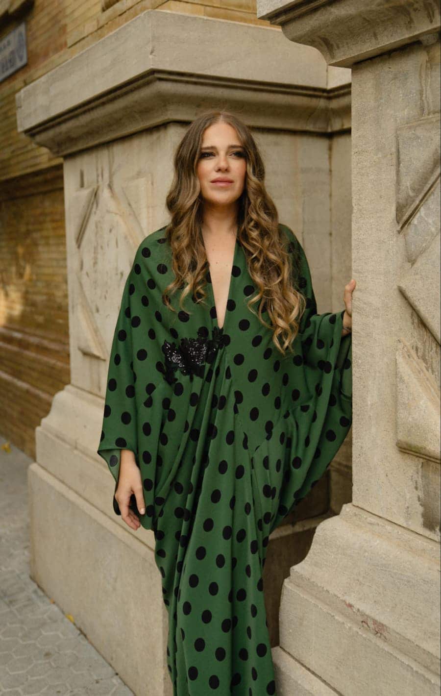 Kimono de invitada verde Shaira con lunares y aplique negro
